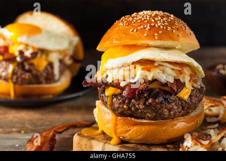 Hausgemachtes Frühstück Cheeseburger mit Speck Eiern und Blutwurst Stockfoto