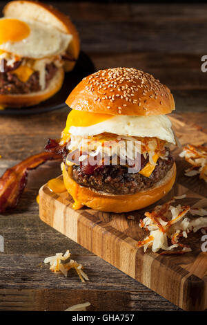 Hausgemachtes Frühstück Cheeseburger mit Speck Eiern und Blutwurst Stockfoto