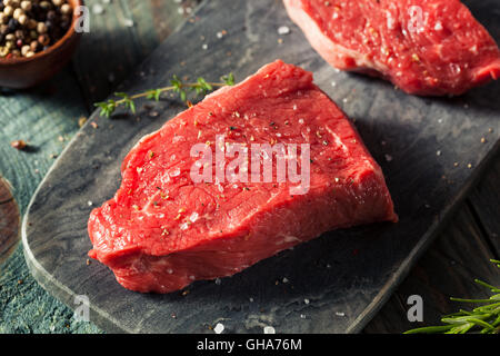 Rohe organische Grass gefüttert Sirloin-Steak mit Salz und Pfeffer Stockfoto