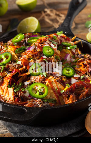 Hausgemachte Grill zog Schweinefleisch Nachos mit Käse und Paprika Stockfoto