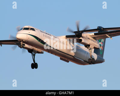 Propellerebene. DASH 8 Flugzeug von Olympic Air, einer Tochtergesellschaft von Aegean Airlines, auf dem Landeanflug. Vorderansicht des elektrisch betriebenen Flugzeugs mit Stütze – Nahaufnahme. Stockfoto