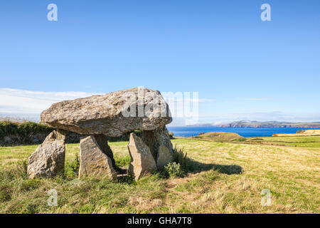 Carreg Samson, einem neolithischen Dolmen Grab auf dem Pembrokeshire Wales, in der Nähe von Abercastle. Stockfoto