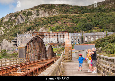 Familie auf dem Gehweg von Barmouth Viadukt, Gwynedd, Wales, UK. Leichte Bewegungsunschärfe auf Menschen in sehr großen Größen. Stockfoto