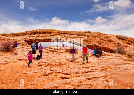 Touristen am Mesa Arch, ein Schlagloch-Bogen auf der Insel im Himmel Bereich der Canyonlands National Park, Utah, USA Stockfoto