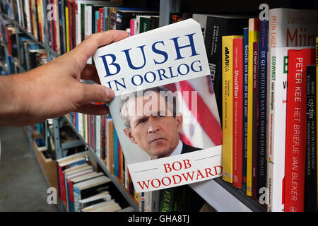 Buch-Bush im Krieg, in einem niederländischen second hand Laden. Stockfoto