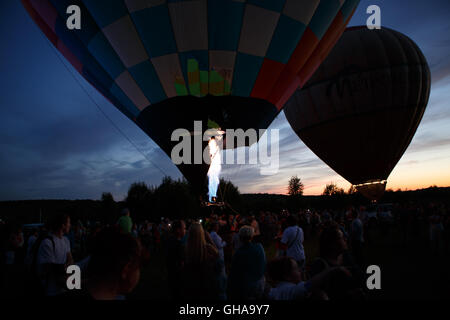 Heißluft Ballons Festival in Pereslawl-Salesskij, Oblast Jaroslawl. Nacht im 16. Juli 2016 fliegen. Stockfoto