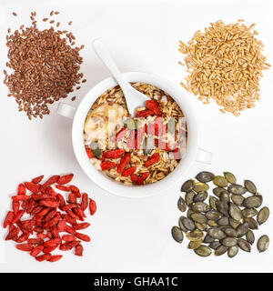 Haferflocken mit Goji-Beeren, Leinsamen, Pumpkinseed. Müsli-Frühstück. Gesunden superfoods Stockfoto