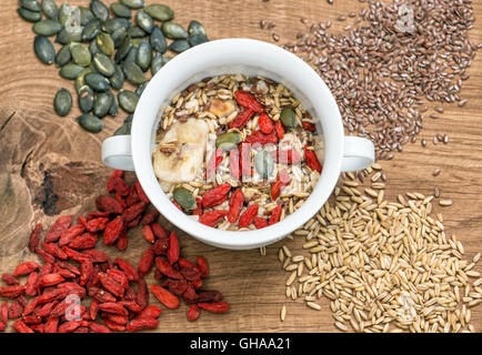 Gesunden Superfoods. Haferflocken mit Goji-Beeren, Leinsamen, Pumpkinseed. Müsli-Frühstück Stockfoto