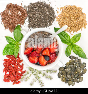 Haferflocken Müsli mit Goji-Beeren, Chia-Samen, Leinsamen, Pumpkinseed Frühstück. Superfoods Stockfoto