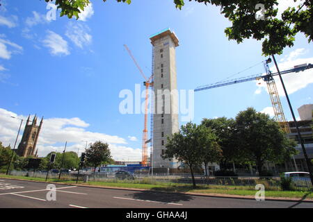 Bau von Sheffield chinesischen gesichert "Chinatown" im Gange in der Nähe von Str. Marys Kirche (im Bild) und Bramall Lane, Sheffield UK Stockfoto