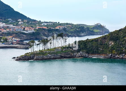 Sommer Lekeitio Stadt Coasline und San Nicolas Insel (Isla de San Nicolas), Biskaya, Spanien, Baskenland. Stockfoto