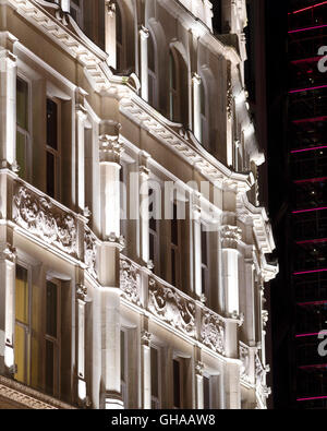 Detail der Fassade an der Sloane Street. Knightsbridge Estate Beleuchtung, London, Vereinigtes Königreich. Architekt: GIA Gleichung, 2014. Stockfoto