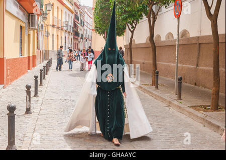 Sevilla Semana Santa, ein Mitglied einer cofradia mit Kapuze (Bruderschaft), geht zu seiner Prozession in der Osterwoche Festival in Sevilla, Spanien. Stockfoto