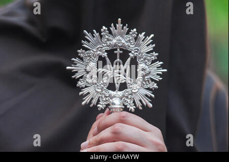 Sevilla Semana Santa, Mitglied einer cofradia mit Kapuze (Bruderschaft) hält einen silbernen Stab in der Osterwoche in Sevilla, Spanien. Stockfoto