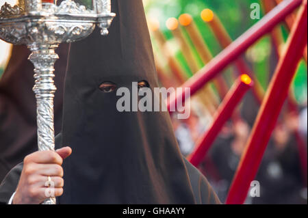 Spanien Festival, ein Mitglied einer Kapuzen cofradia (Bruderschaft) Spaziergänge in einer Prozession in der Osterwoche (Semana Santa) Festival in Sevilla, Spanien. Stockfoto