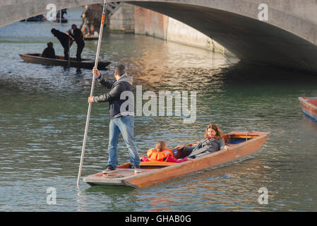 Eine Familie genießen Sie einen Nachmittag Stechkahn fahren auf dem Fluss Cam in Cambridge, UK. Stockfoto