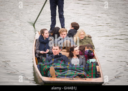 An einem frühen Frühlingsmorgen in Cambridge, UK Touristen machen Sie einen Ausflug in einem Kahn auf dem Fluss Cam. Stockfoto