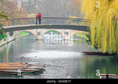 An einem frühen Frühlingsmorgen in Cambridge, UK stehen Besucher der Stadt auf die Hostel-Lane-Brücke über den Fluss Cam. Stockfoto