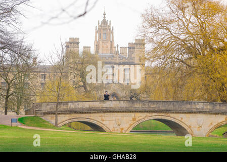 Ein Tourist fotografiert sich auf Trinity Bridge vor dem Rücken-der Str. Johns Hochschule, Cambridge, UK. Stockfoto