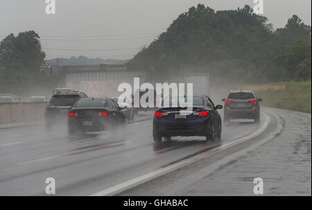 Autobahn-Verkehr im Regen Sturm Stockfoto