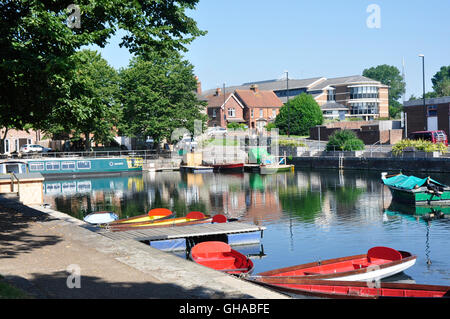 Hampshire - Chichester Kanal-Becken - buntes Vergnügungsboote vor Anker - Sonnenlicht und Schatten - Reflexionen-Stadt Skyline-Kulisse Stockfoto