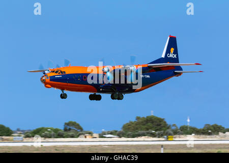 CAVOK Luft Antonov An-12BK [UR-CNN] kommen in der Nebensaison für Landebahn 31. Stockfoto