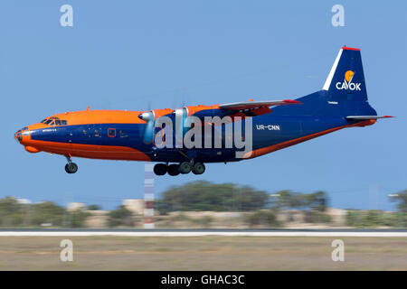 CAVOK Luft Antonov An-12BK [UR-CNN] kommen in der Nebensaison für Landebahn 31. Stockfoto