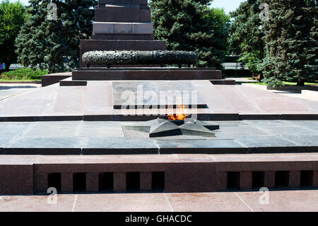 Die Masse in den Platz der gefallenen Kämpfer - Grab das Denkmal des 2. Weltkrieges in Wolgograd Stockfoto