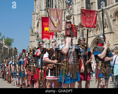 Männer kleideten sich als Soldaten außerhalb des Minsters beim Römerfest im Sommer York North Yorkshire England Großbritannien GB Großbritannien Stockfoto