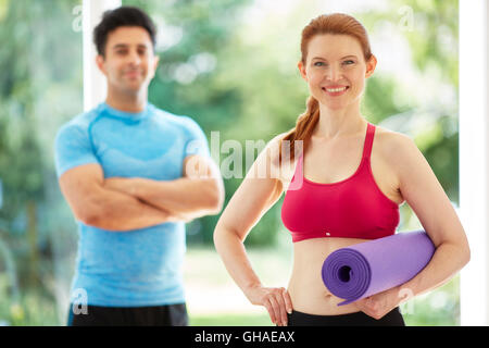 Paar standen zusammen im Fitness-Studio Stockfoto