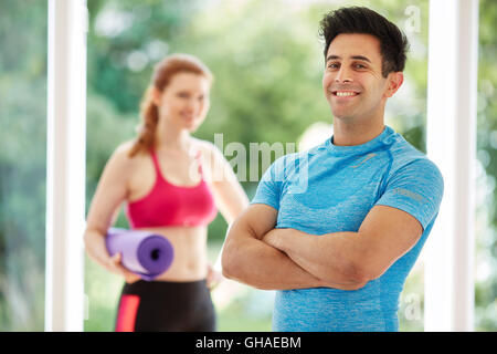 Paar standen zusammen im Fitness-Studio Stockfoto