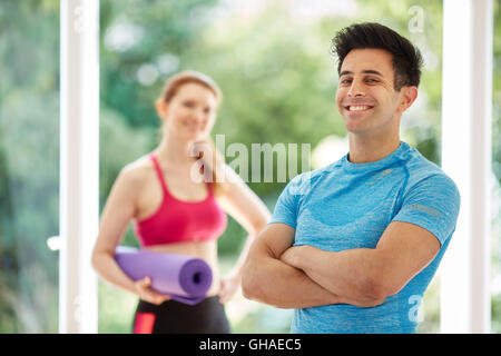 Paar standen zusammen im Fitness-Studio Stockfoto