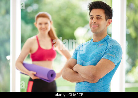 Paar standen zusammen im Fitness-Studio Stockfoto