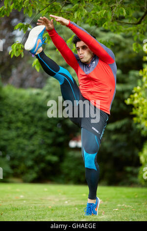 Mann Aufwärmen vor dem Training Stockfoto