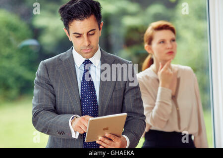 Zwei Geschäftsleute diskutieren arbeiten Stockfoto