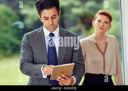 Zwei Geschäftsleute diskutieren arbeiten Stockfoto