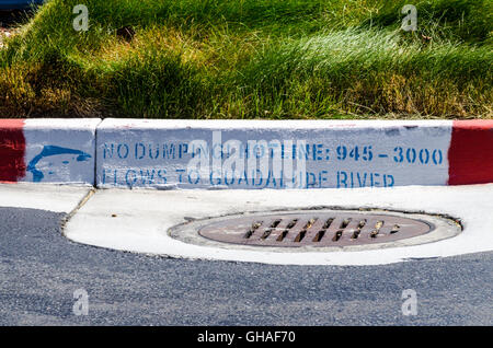 Ein Gully und Zeichen, die Menschen daran erinnern, nicht Schadstoffe in die Gullys in San Jose Kalifornien abfliessen zu lassen Stockfoto