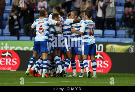 Reading Joey van Den Berg (2. von rechts) feiert mit seinen Teamkollegen nach Hause er das erste Tor des Spiels in den ersten Vorrundenspiel der Himmel Bet EFL Cup im Madejski Stadium leitet, lesen. Stockfoto