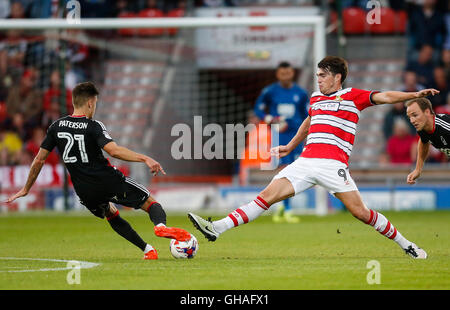 Nottingham Forest Jamie Paterson (links) und Doncaster Rovers John Marquis Kampf um den Ball in der ersten Runde Spiel des Sky Bet EFL Cup im Keepmoat Stadium Doncaster. Stockfoto