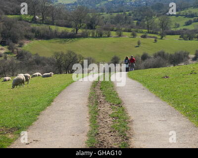 Paare, die den Kalk Weg in der Nähe von Robin Hood Gang in der Nähe von Birchover, Derbyshire, UK Stockfoto