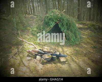 Natürlich gebaut Druide Unterschlupf in den Wäldern von Puppe Tor Steinkreis in der Nähe von Stanton-in-the-Peak, Derbyshire, UK Stockfoto