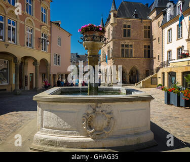 LUX - MULLERTHAL REGION: Place de Marche und gotischen Hôtel de Ville in Echternach Stockfoto