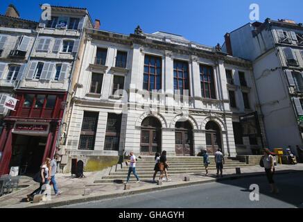 BAYONNE, Frankreich - 9. Juli 2016: Alte Häuser und die Bibliothek am Ort Pasteur im Zentrum von Bayonne, einer Stadt in der Aquitaine re Stockfoto