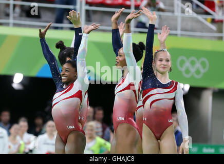 USAS Simone Biles (links) feiert mit ihren Teamkollegen während der Frauen Team Gymnastik Finale auf dem Rio Olympic Arena am vierten Tag der Olympischen Spiele in Rio, Brasilien. Stockfoto