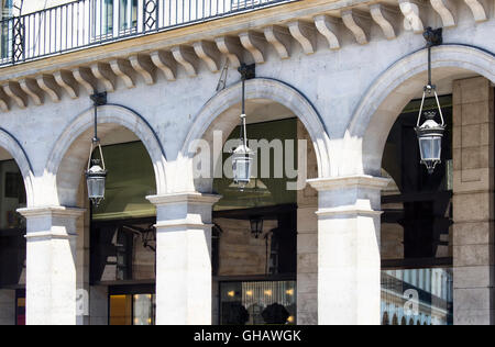 Lampen im Rue De Rivoli in Paris Stockfoto