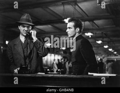 ICH BAUERNKRIEG (ZUM SCHWEIGEN VERURTEILT), ich gestehe USA 1953 Alfred Hitchcock Inspektor Larrue (KARL MALDEN) Und Pater Logan (MONTGOMERY CLIFT) Regie: Alfred Hitchcock aka. Ich gestehe Stockfoto