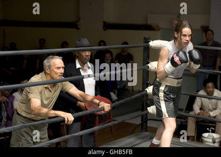 MILLION DOLLAR BABY USA 2004 Clint Eastwoodtrainer Frankie (CLINT EASTWOOD) Und Sein Freund Eddie (MORGAN FREEMAN) Beobachten Maggie (HILARY SWANK) Bei Dachmarke Kampf Im Ring. Regie: Clint Eastwood Stockfoto