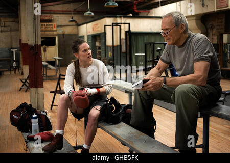 MILLION DOLLAR BABY USA 2004 Clint Eastwood Frankie (CLINT EASTWOOD) Und Maggie (HILARY SWANK) in Frankies-Schule. Regie: Clint Eastwood Stockfoto