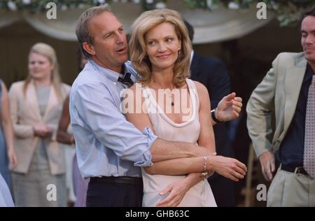 EIN STAMMTISCH SCHULTER The Upside of Wut USA 2005 Mike Binder Denny (KEVIN COSTNER) Und Terry (JOAN ALLEN) Regie: Mike Binder aka. The Upside of Anger Stockfoto