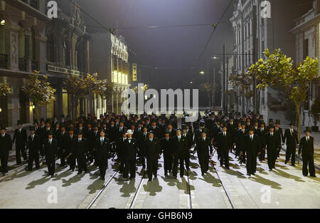 KUNG FU HUSTLE Gong Fu China/Hong Kong 2004 Stephen Chow Die Axt-Gang Beherrscht sterben Strassen von Shanghai. Regie: Stephen Chow aka. Gong fu Stockfoto